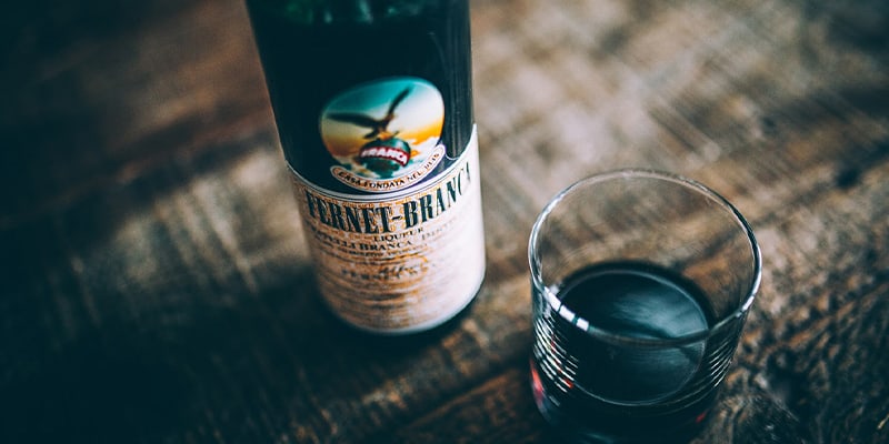 fernet branca con un calice