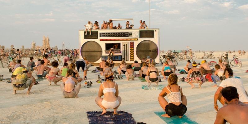 donne che fanno yoga con la birra