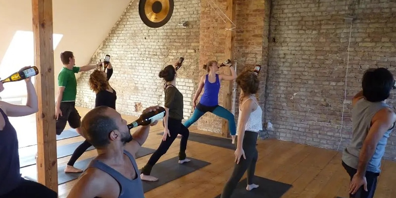 donne che fanno yoga con la birra