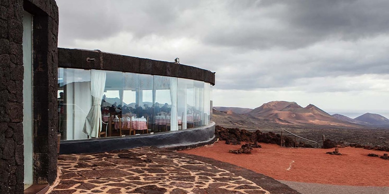 vista esterna del ristorante el Diablo situato sul cratere del vulcano sull'isola di lanzarote