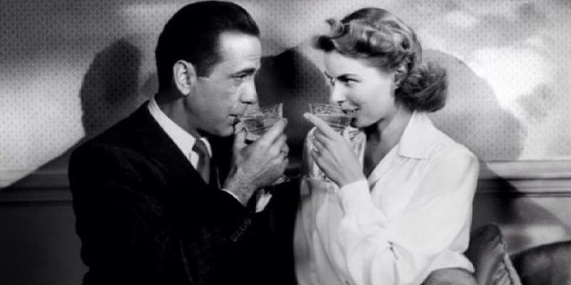 scena el film casablanca quando si guardano negli occhi e bevono cocktail