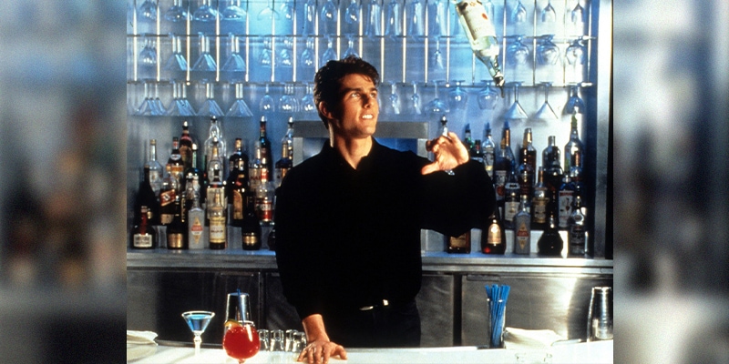 tom cruise prepara un cocktail nel film top gun