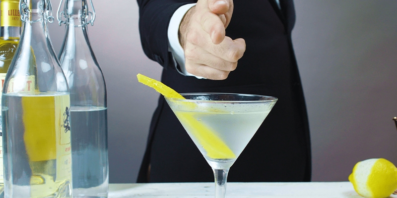 barman che fa ok con il pollice sul suo cocktail