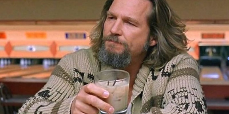 protagonista del film il grande Lobowsky beve il suo drink preferito