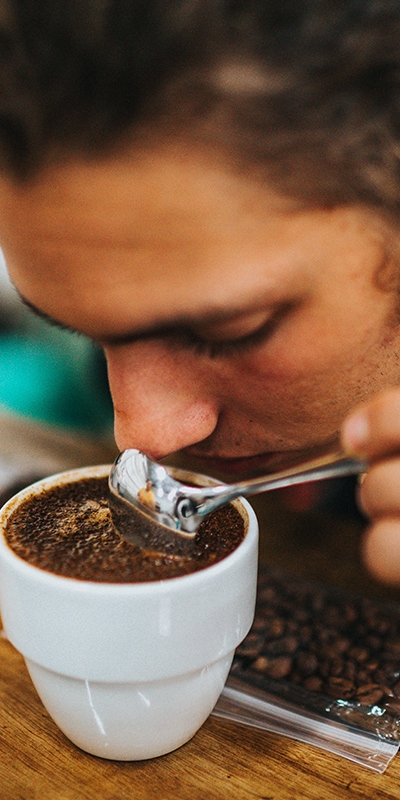 ragazzo che fa degustazione caffè
