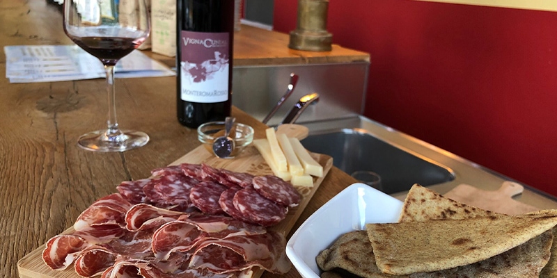 degustazione salumi e formaggi con vino rosso vigna Cunial