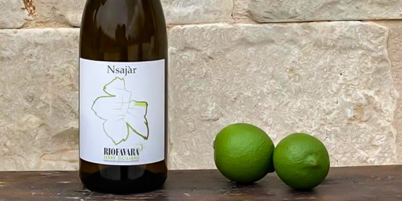 bottiglia di Nsajar di Riofavara con due lime