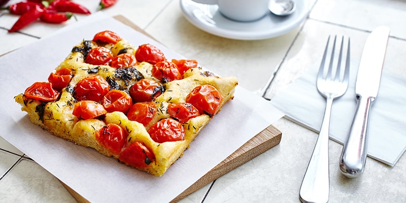 focaccia con pomodorini e cappuccino