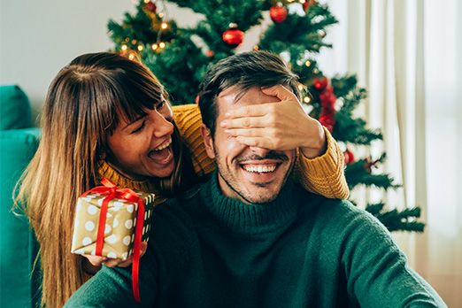 Coppia che si scambia un regalo a sorpresa