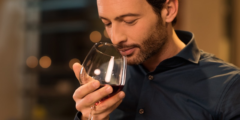 uomo che degusta un bicchiere di vino