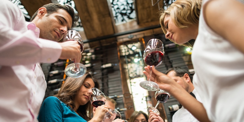 persone che annusano vino